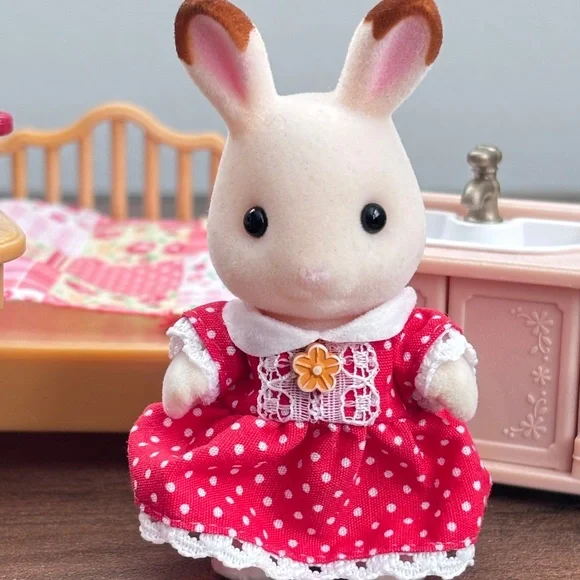 CALICO CRITTERS Cozy Cottage Starter Home Sylvanian Families Rabbit & Furniture - Picture 2 of 6